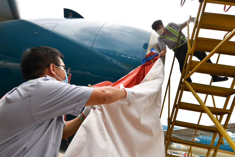 Bạt che động cơ được gỡ bỏ khi máy bay chuẩn bị khai thác trở lại. (Ảnh:Vietnam+)