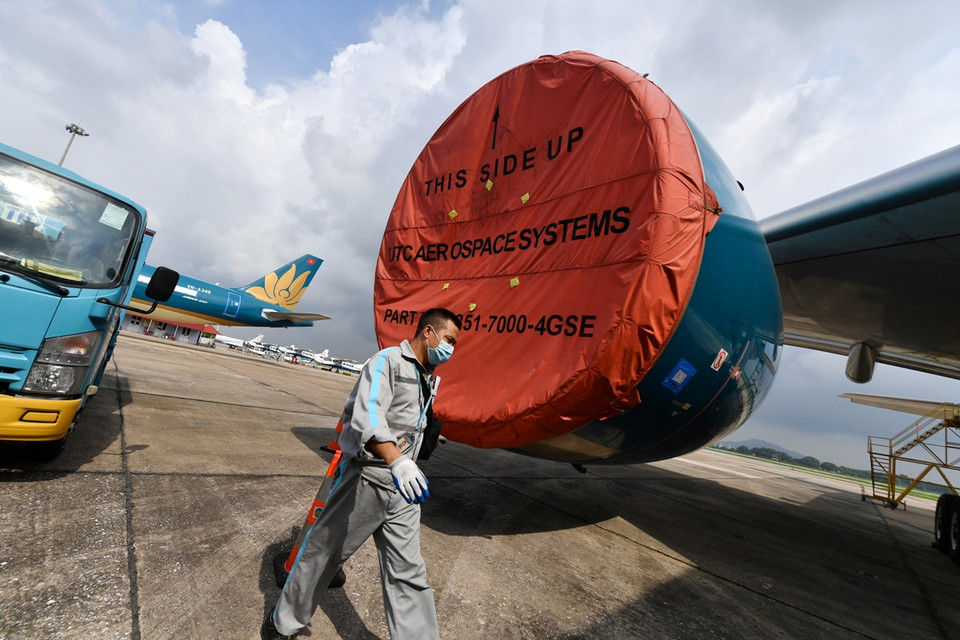 Do dịch COVID-19, các máy bay đều được bọc động cơ bằng vải bạt để ngăn ngừa các vật thể lạ bay vào trong động cơ. (Ảnh:Vietnam+)