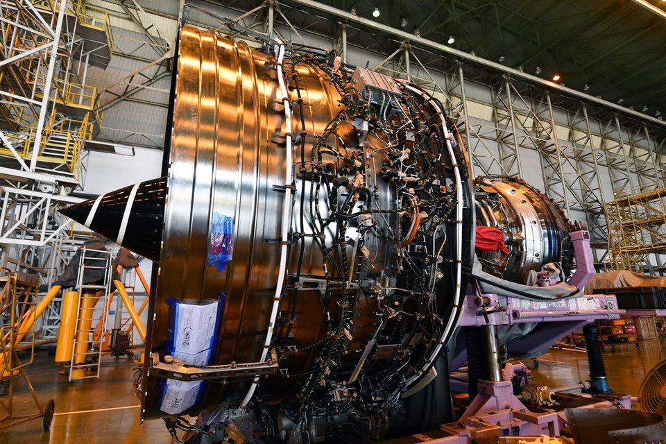 Nhân viên kỹ thuật đang lắp lại một khối động cơ. (Ảnh:Vietnam+)