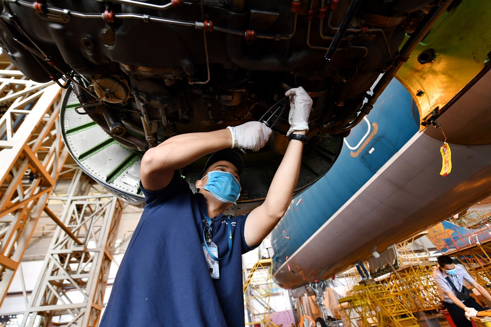 Những bộ phận khác của tàu bay như lốp, phanh, càng… cũng được kiểm tra tỉ mỉ trước khi máy bay đưa vào khai thác. (Ảnh:Vietnam+)