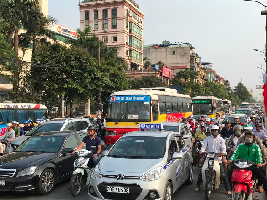 Lượng phương tiện dồn về ngã ba Kim Đồng mỗi lúc một đông. Ảnh: Việt Hùng/Vietnam+)