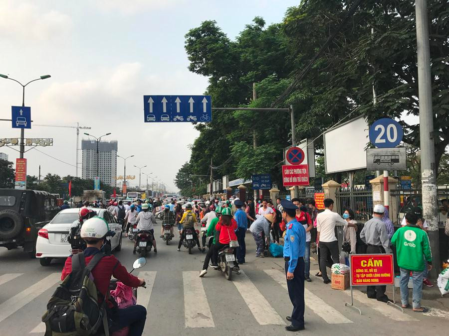 Khu vực trước cổng bến Giáp Bát có lực lượng túc trực nhằm đảm bảo trật tự giao thông. (Ảnh: Việt Hùng/Vietnam+)