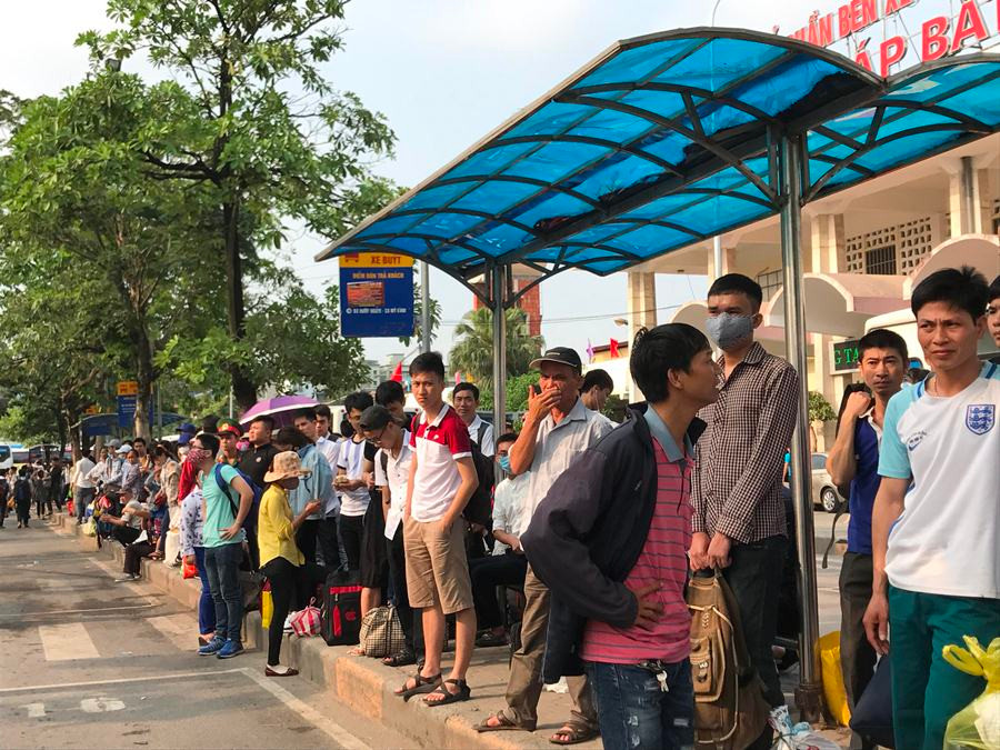 Nhiều hành khách chờ xe buýt. (Ảnh: Việt Hùng/Vietnam+)