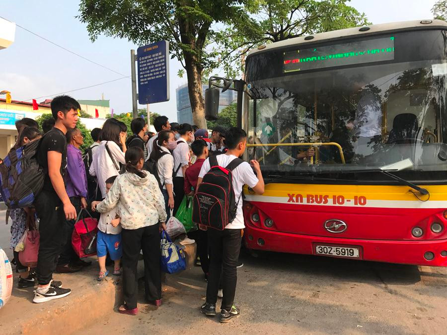 Và nhanh chân leo lên xe để trở về nhà sau hành trình mệt mỏi. (Ảnh: Việt Hùng/Vietnam+)