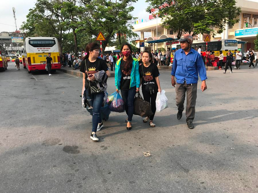 Lượng người vẫn tiếp tục hành trình trở về thủ đô sau kỳ nghỉ kéo dài. (Ảnh: Việt Hùng/Vietnam+)