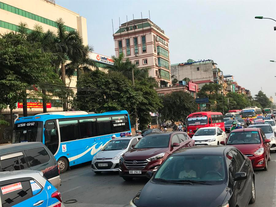 Ùn tắc cục bộ đã xảy ra khi dòng người tiếp tục đổ về. (Ảnh: Việt Hùng/Vietnam+)