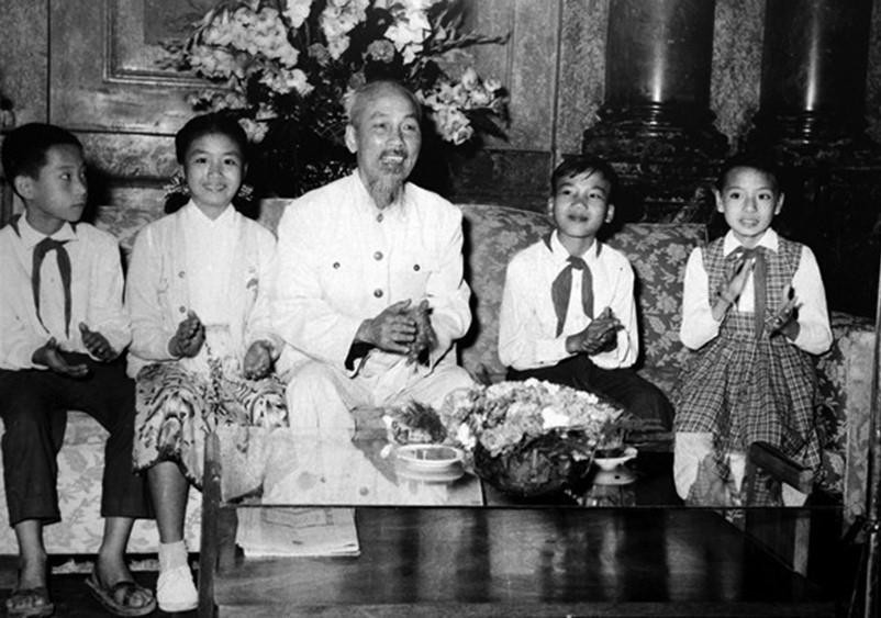 Bác Hồ với đại biểu thiếu nhi Thủ đô trong dịp đón mừng năm mới 1959, tại Phủ Chủ tịch. (Ảnh: Tư liệu TTXVN)