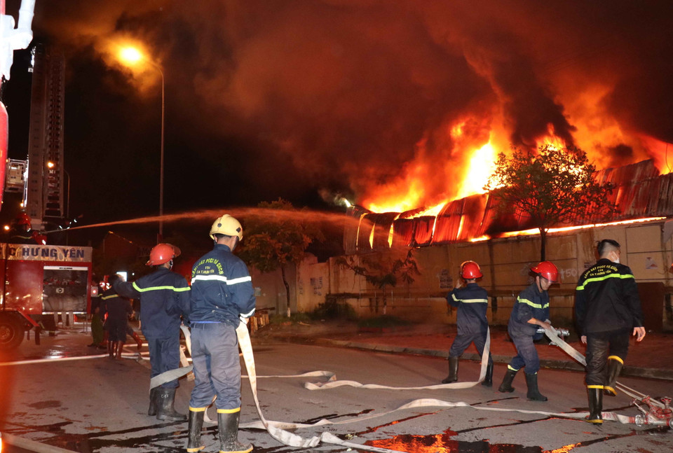 Khoảng 20 giờ 30 phút ngày 25/7 hỏa hoạn lớn đã xảy ra tại nhà máy Nhựa và chợ Gạo ở thành phố Hưng Yên. (Ảnh: Đinh Tiến Tuấn/Vietnam+)