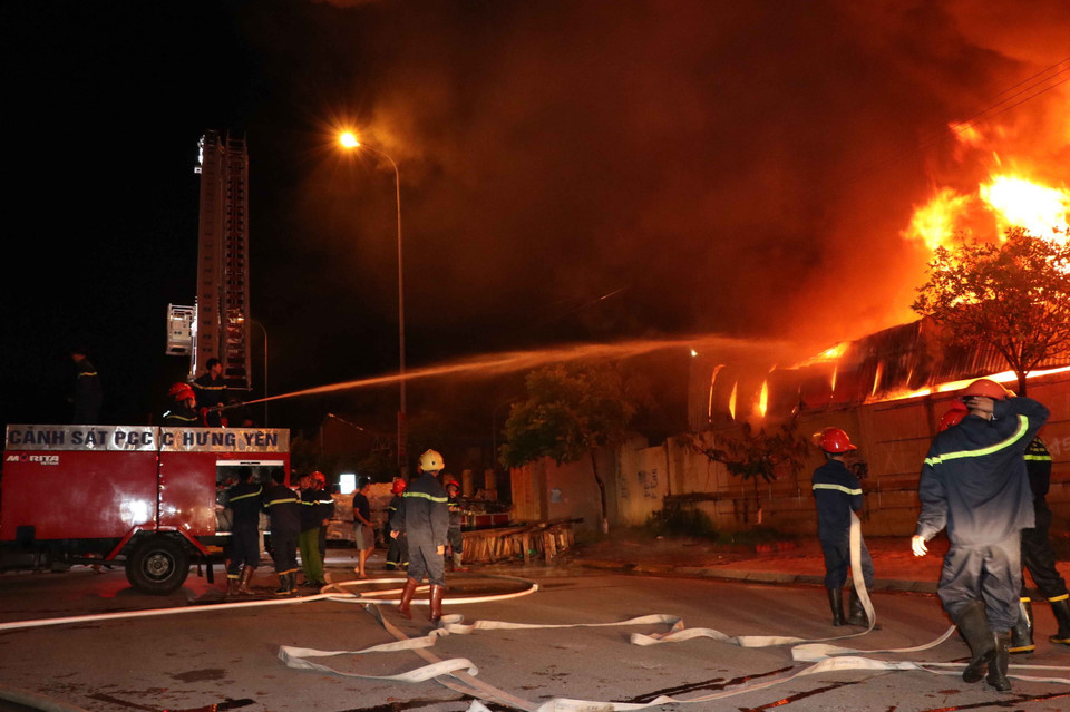 Toàn bộ khu chợ chìm trong biển lửa; các cột khói đen bốc ngùn ngụt bao trùm toàn bộ khu chợ. (Ảnh: Đinh Tiến Tuấn/Vietnam+) 
