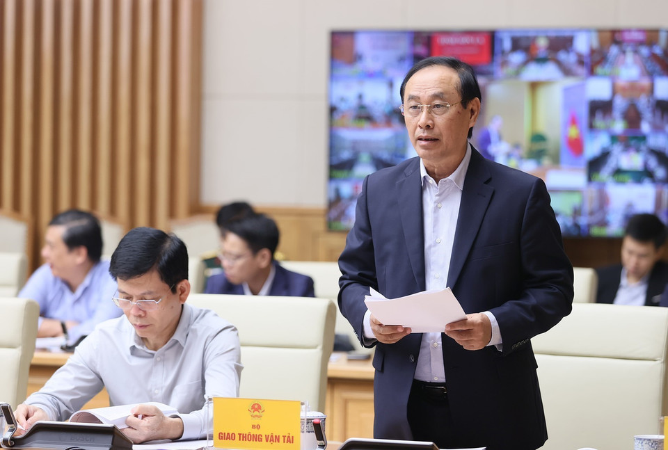 Thứ trưởng Bộ Giao thông Vận tải Lê Đình Thọ báo cáo tình hình triển khai các Dự án giao thông Trọng điểm. (Ảnh: Dương Giang/TTXVN)