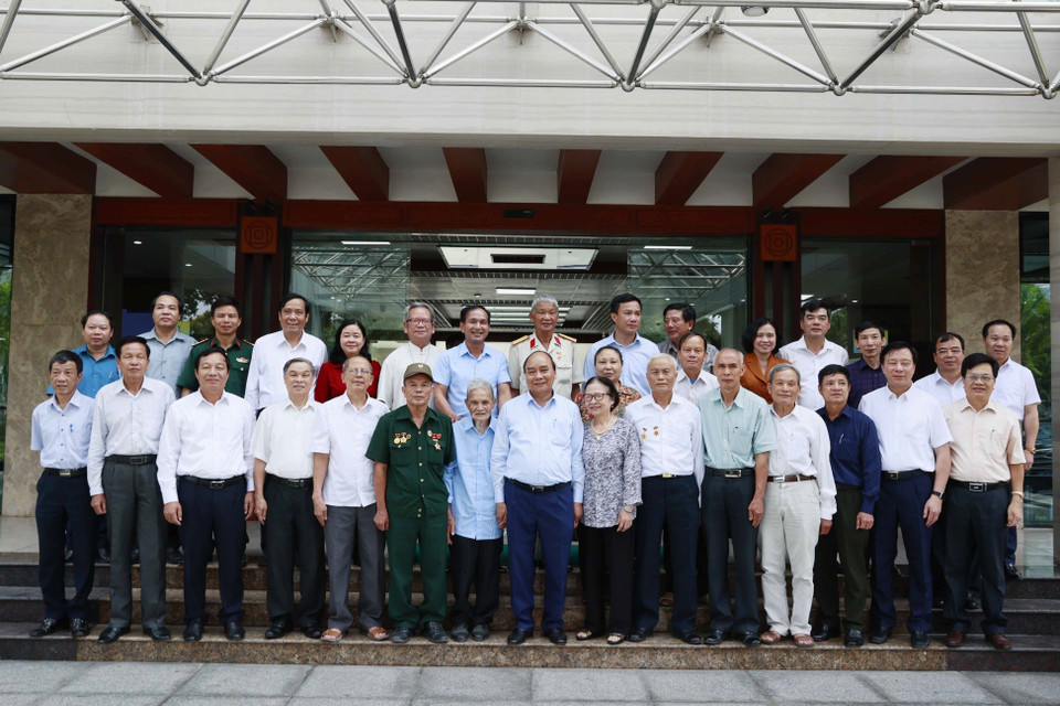 Chủ tịch nước Nguyễn Xuân Phúc đến thăm, tặng quà người cao tuổi tiêu biểu tỉnh Hải Dương. (Ảnh: Thống Nhất/TTXVN)