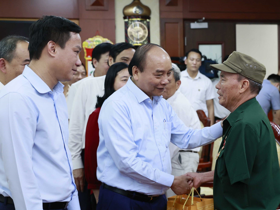 Chủ tịch nước Nguyễn Xuân Phúc đến thăm, tặng quà người cao tuổi tiêu biểu tỉnh Hải Dương. (Ảnh: Thống Nhất/TTXVN)