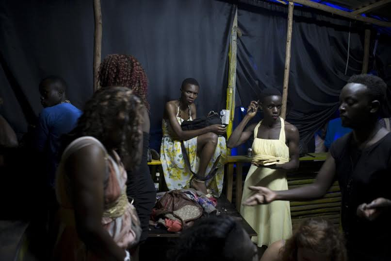 Các thí sinh chuẩn bị trước khi ra sân khấu. (Nguồn: Reuters)