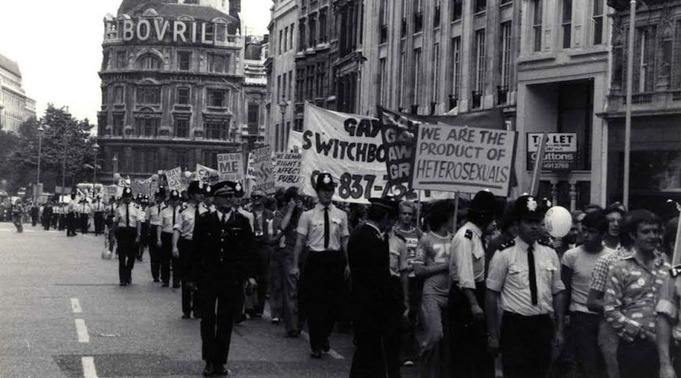 Hình ảnh cuộc tuần hành ở London năm 1972. Cũng giống ở Uganda, sự kiện này khi đó có khá ít người tham gia. Có 700 người đã xuống đường, mang theo các khẩu hiệu ủng hộ đồng tính và chống việc coi đồng tính là một tội ác.(Nguồn: BBC)