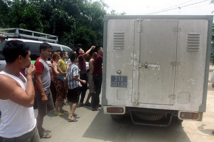 Xe đặc chủng di lý các nghi can về công an tỉnh Yên Bái. (Ảnh: Thế Duyệt​/TTXVN)