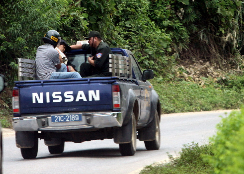 Lực lượng công an di lý các nghi can về công an tỉnh Yên Bái. (Ảnh: Thế Duyệt/TTXVN)