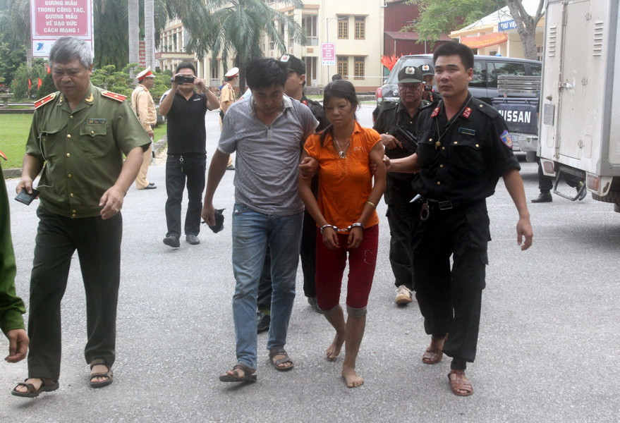 Lực lượng công an áp giải nghi can Nguyễn Thị Hán. (Ảnh: Thế Duyệt​/TTXVN)