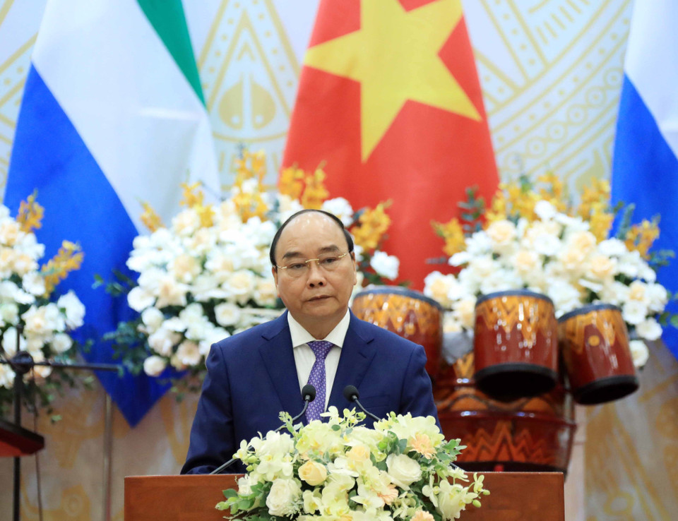 Chủ tịch nước Nguyễn Xuân Phúc phát biểu chào mừng Tổng thống nước Cộng hòa Sierra Leone Julius Maada Bio và Phu nhân thăm chính thức Việt Nam. (Ảnh: Thống Nhất/TTXVN)