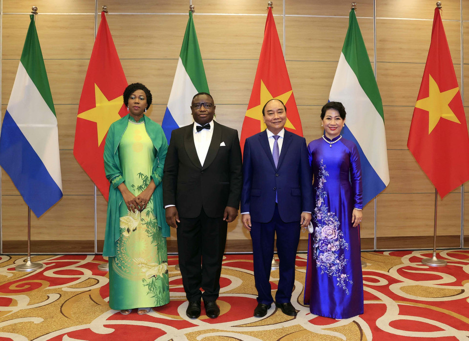 Chủ tịch nước Nguyễn Xuân Phúc và Phu nhân cùng Tổng thống nước Cộng hòa Sierra Leone Julius Maada Bio và Phu nhân dự tiệc chiêu đãi. (Ảnh: Thống Nhất/TTXVN)