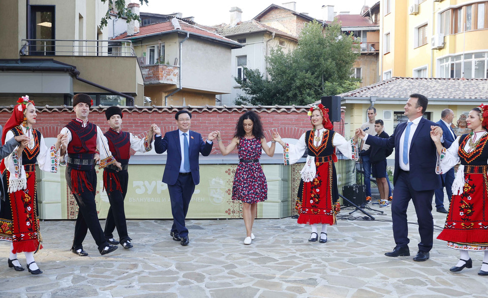 Chủ tịch Quốc hội Vương Đình Huệ tham gia cùng nghệ sỹ biểu diễn tại bảo tàng Dân tộc học vùng Burgas.(Ảnh: Doãn Tấn/TTXVN)