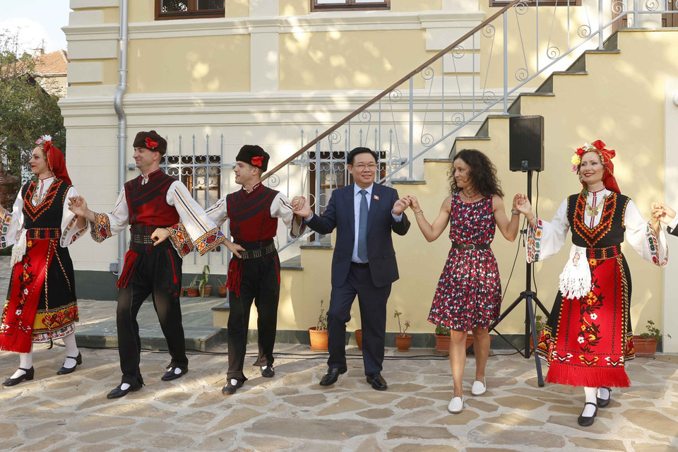 Chủ tịch Quốc hội Vương Đình Huệ tham gia cùng nghệ sỹ biểu diễn tại bảo tàng Dân tộc học vùng Burgas.(Ảnh: Doãn Tấn/TTXVN)