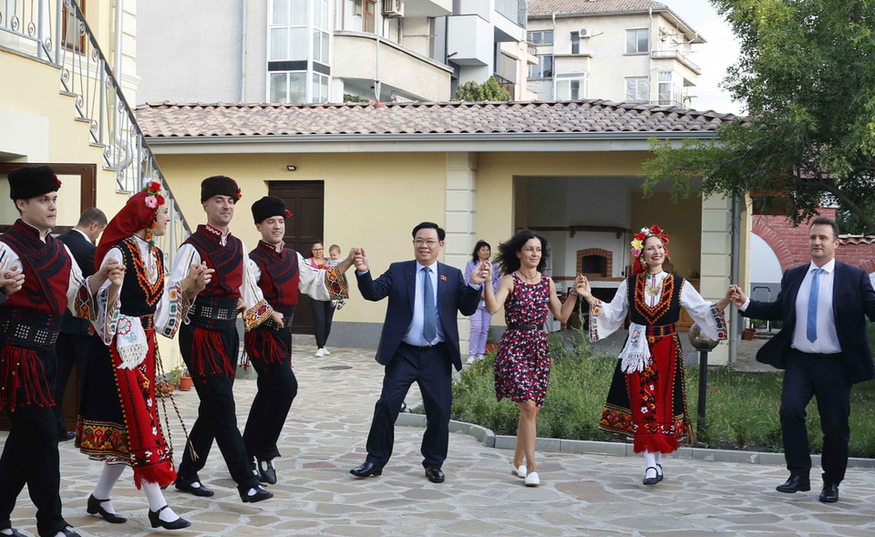 Chủ tịch Quốc hội Vương Đình Huệ tham gia cùng nghệ sỹ biểu diễn tại bảo tàng Dân tộc học vùng Burgas.(Ảnh: Doãn Tấn/TTXVN)