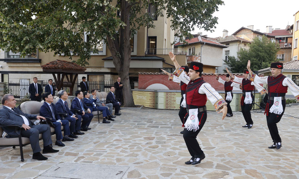 Chủ tịch Quốc hội Vương Đình Huệ xem nghệ thuật biểu diễn tại bảo tàng Dân tộc học vùng Burgas. (Ảnh: Doãn Tấn/TTXVN)