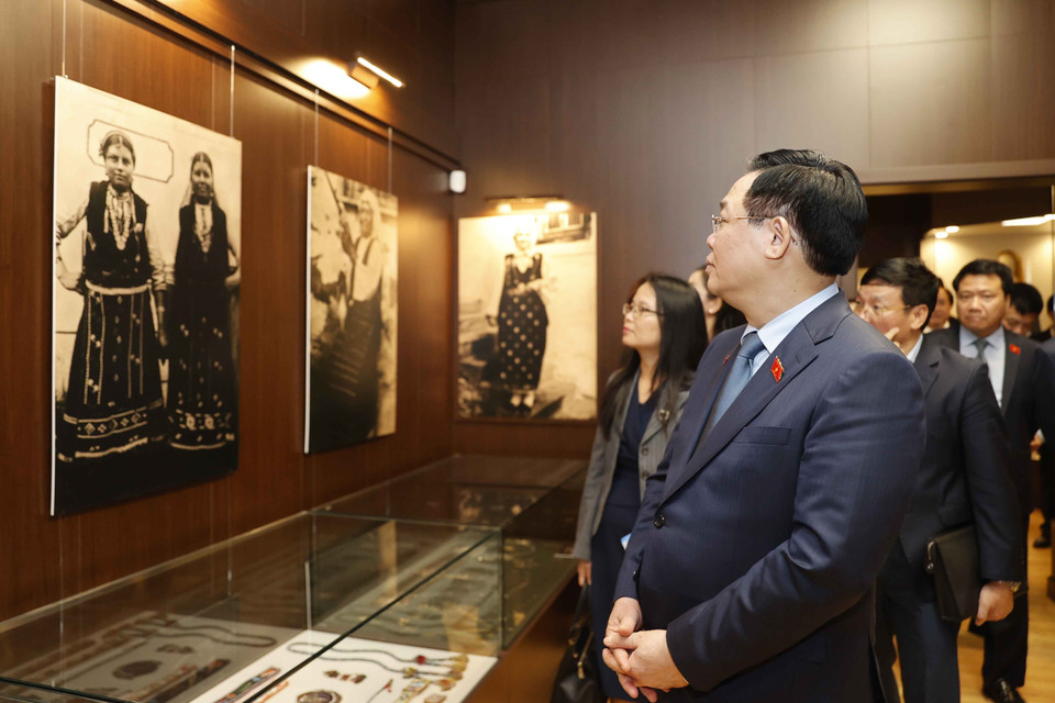 Chiều 26/9 (giờ địa phương), tại thành phố Burgas, Chủ tịch Quốc hội Vương Đình Huệ và đoàn đại biểu cấp cao Việt Nam thăm bảo tàng Dân tộc học vùng Burgas.(Ảnh: Doãn Tấn/TTXVN)