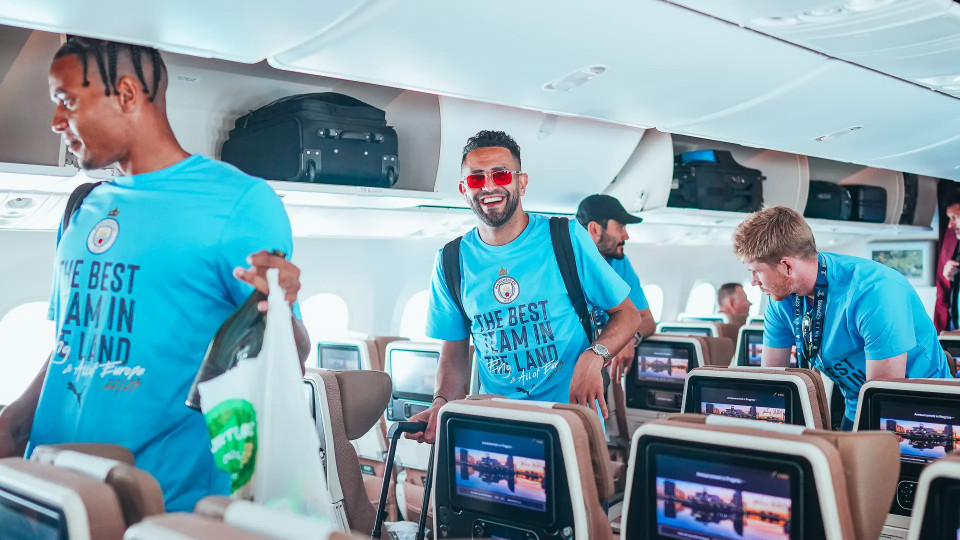 Niềm vui của các cầu thủ Man City trên máy bay trở về nhà. (Nguồn: Man City)