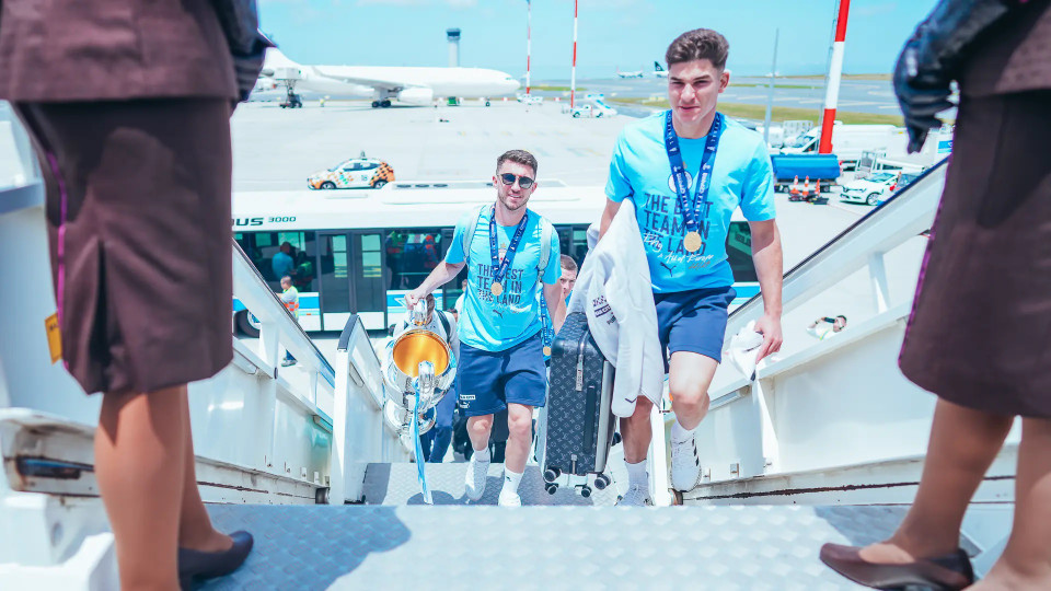 Manchester City hân hoan rước cúp vô địch Champions League lên máy bay trở về nhà. (Nguồn: Man City)