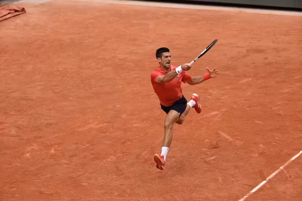 ...để san bằng cách biệt và giành chiến thắng 7-6 sau loạt tie-break. (Nguồn: FFT)