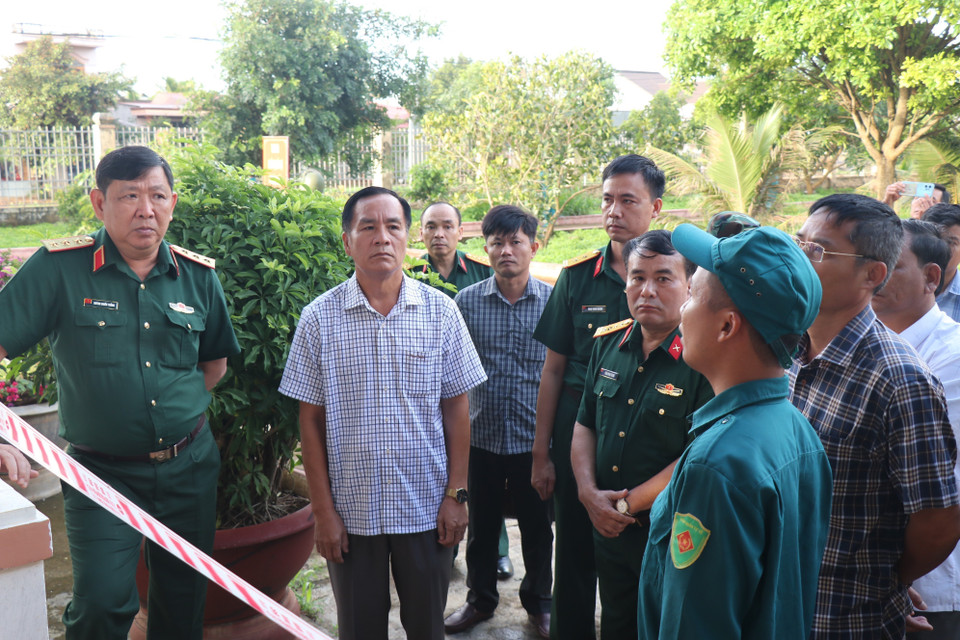 Thượng tướng Huỳnh Chiến Thắng kiểm tra hiện trường tại trụ sở xã Ea Tiêu. (Ảnh: Phan Anh Dũng/TTXVN)