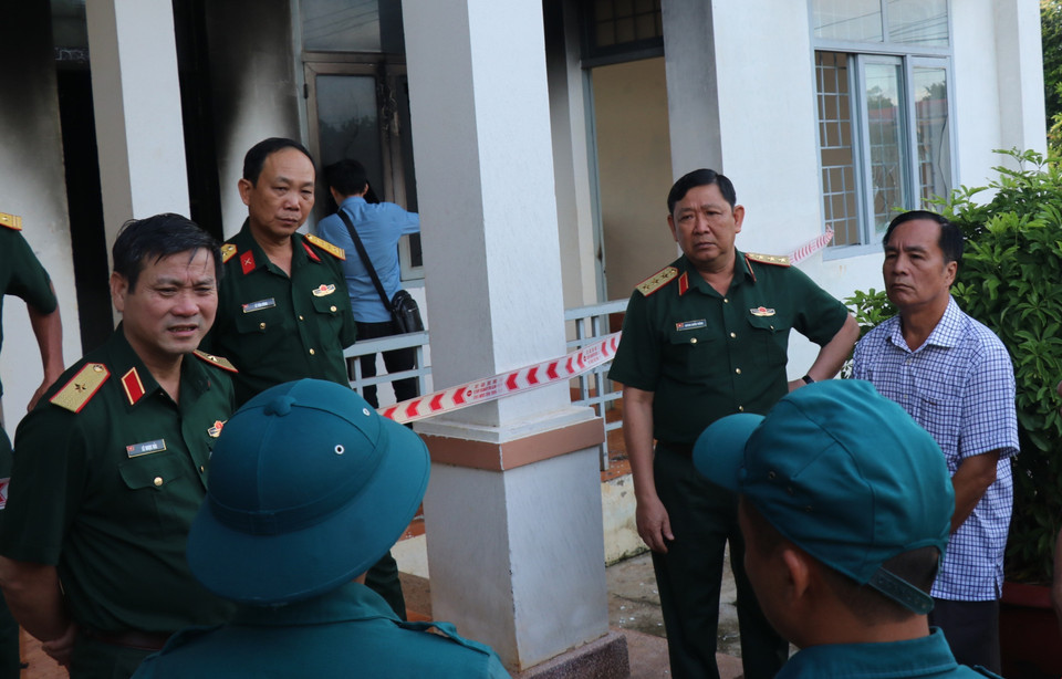 Thượng tướng Huỳnh Chiến Thắng kiểm tra hiện trường tại trụ sở xã Ea Tiêu. (Ảnh: Phan Anh Dũng/TTXVN)