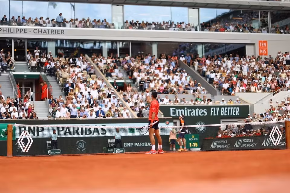 Sang set 2, mọi chuyện càng trở nên dễ dàng hơn cho Novak Djokovic khi anh dẫn trước 3-0 rồi giữ vững lợi thế để thắng 6-3. (Nguồn: FFT)