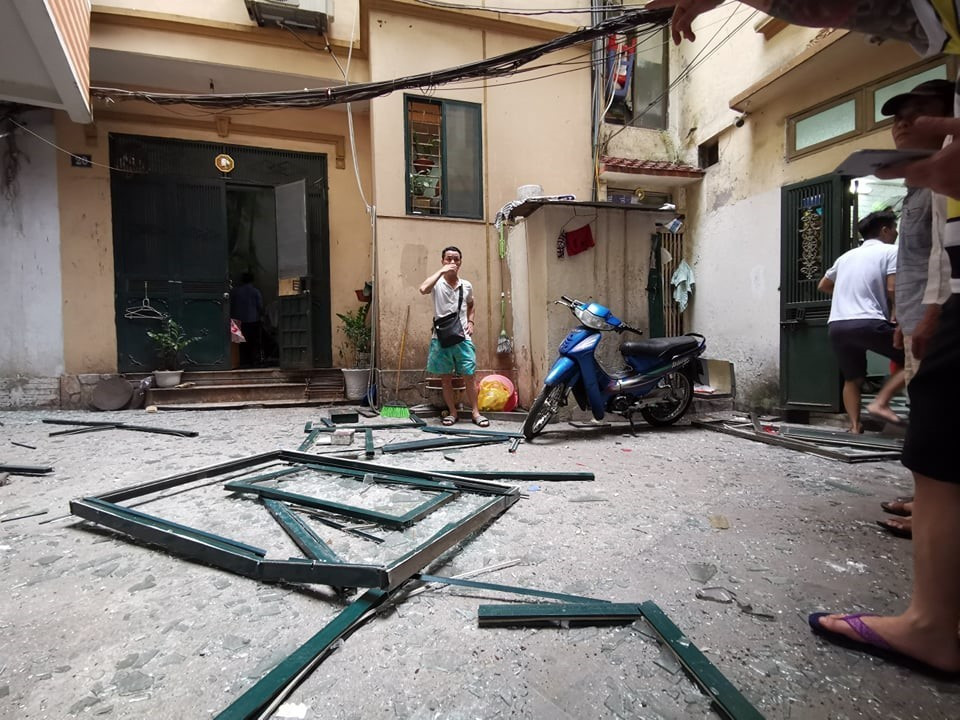 Vụ nổ gây vỡ cửa kính các hộ xung quanh. (Ảnh: Thành Đạt/TTXVN)