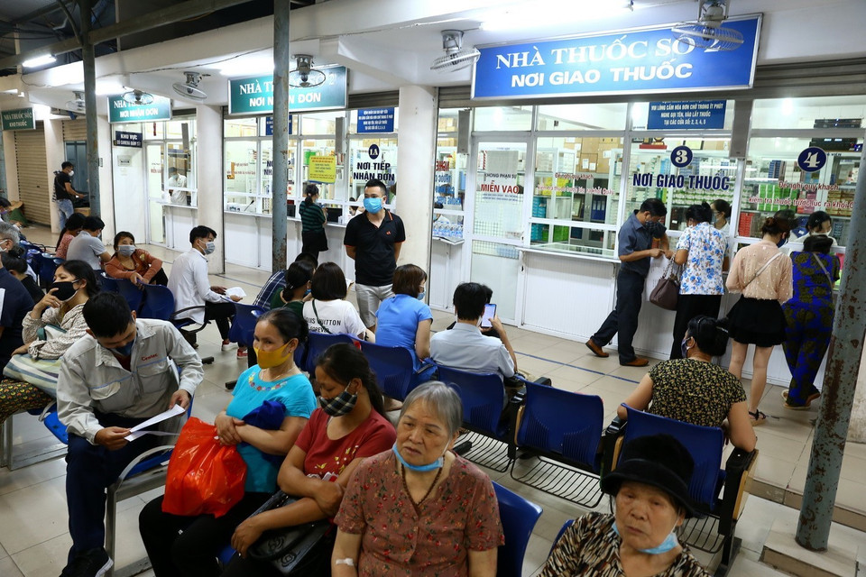 Người dân chờ lấy thuốc tại quầy thuốc bệnh viện (ảnh chụp sáng 11/5/2020). (Ảnh: Minh Quyết/TTXVN)