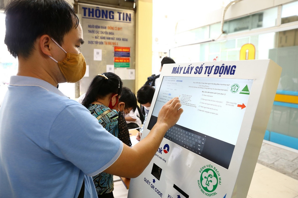 Song song với việc khai báo y tế thông thường, tại khu vực khai báo có đặt máy khai báo y tế điện tử. (Ảnh: Minh Quyết/TTXVN)