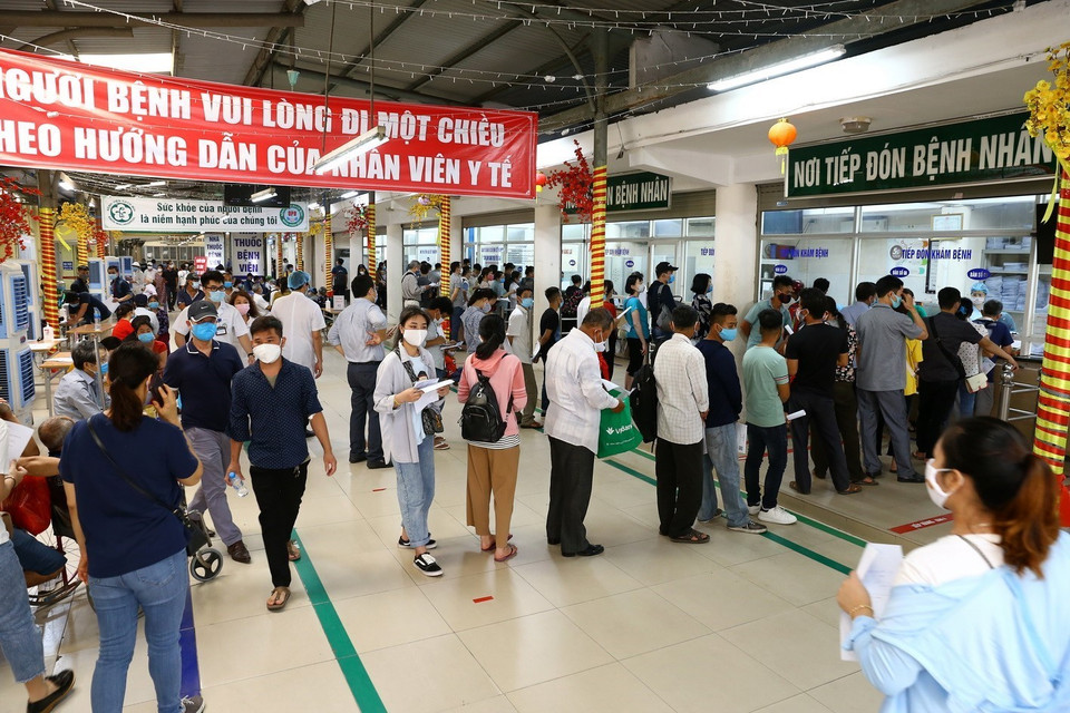 Ngày đầu Bệnh viện Bạch Mai trở lại hoạt động bình thường, rất đông người xếp hàng làm thủ tục khám bệnh. (Ảnh: Minh Quyết/TTXVN)