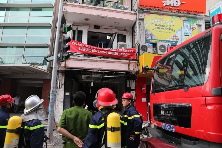Lực lượng phòng cháy, chữa cháy, cứu nạn cứu hộ có mặt tại hiện trường. (Ảnh: Thành Đạt/TTXVN)