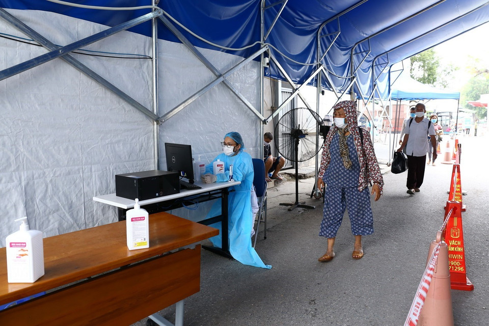 Bệnh viện tiến hành phân luồng người đến viện. (Ảnh: Minh Quyết/TTXVN)