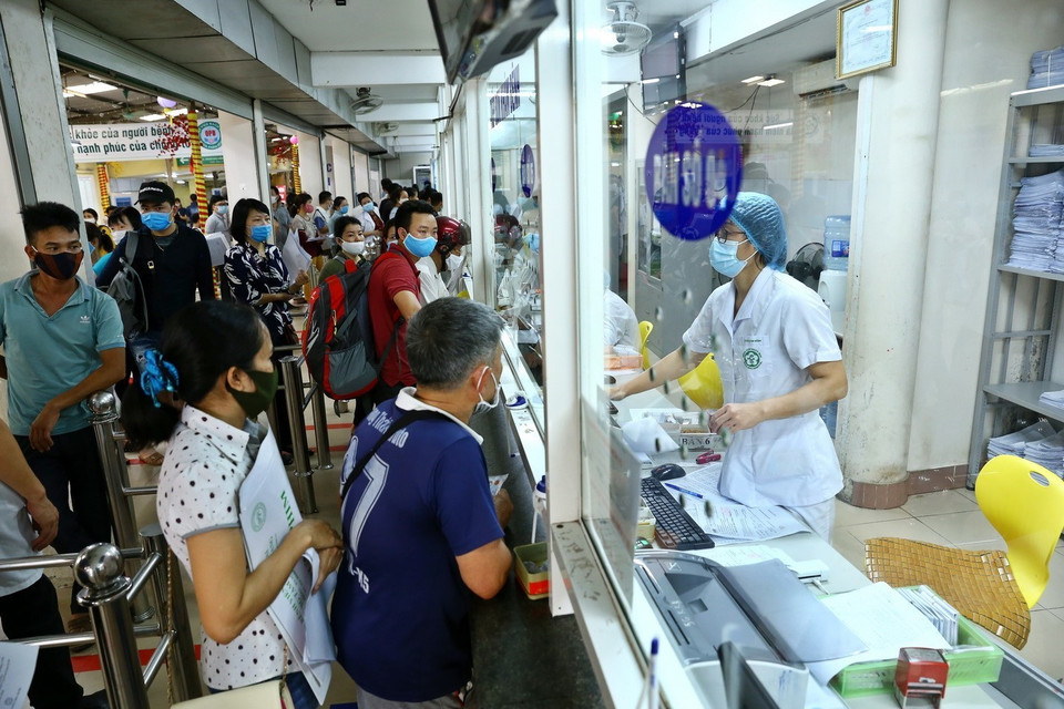 Khu vực làm thủ tục đăng ký khám bệnh tại Bệnh viện Bạch Mai sáng 11/5/2020. (Ảnh: Minh Quyết/TTXVN)