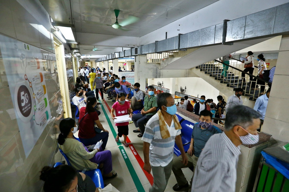  Tại hành lang các khoa khám bệnh, rất đông người ngồi chờ khám (ảnh chụp sáng 11/5/2020). (Ảnh: Minh Quyết/TTXVN)