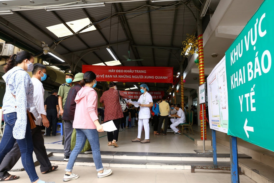 Khu vực khai báo y tế đối với bệnh nhân và người nhà khi đến Bệnh viện Bạch Mai. (Ảnh: Minh Quyết/TTXVN)