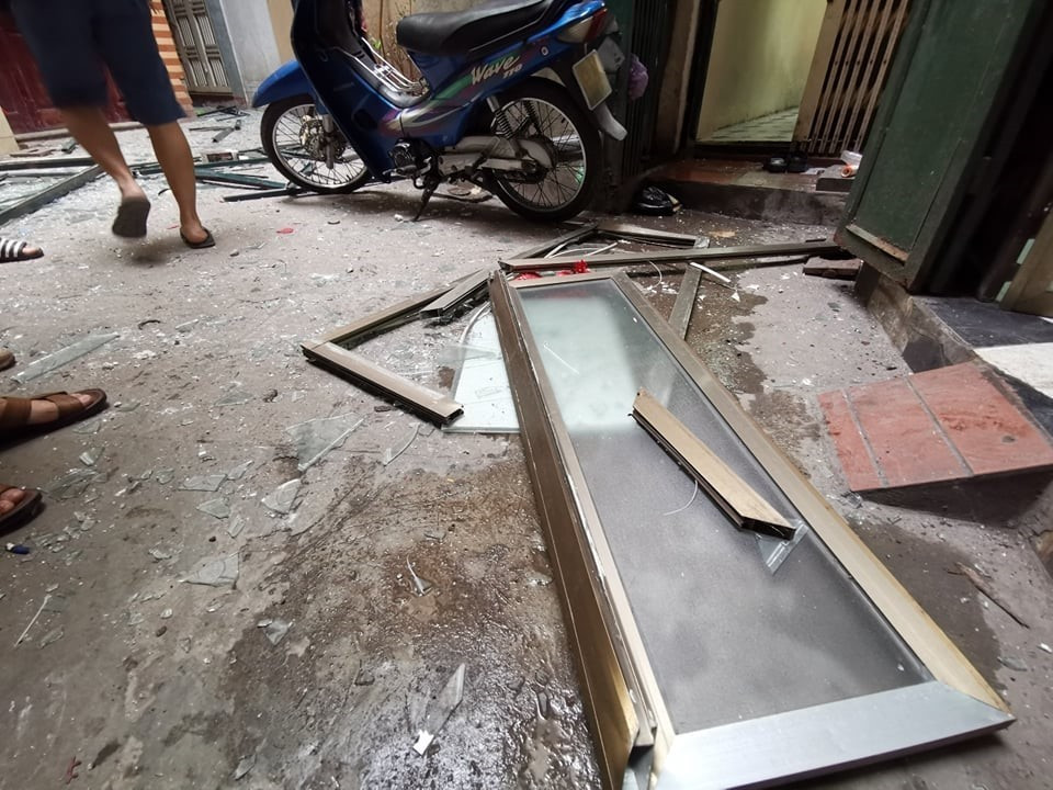 Vụ nổ gây vỡ cửa kính các hộ xung quanh. (Ảnh: Thành Đạt/TTXVN)