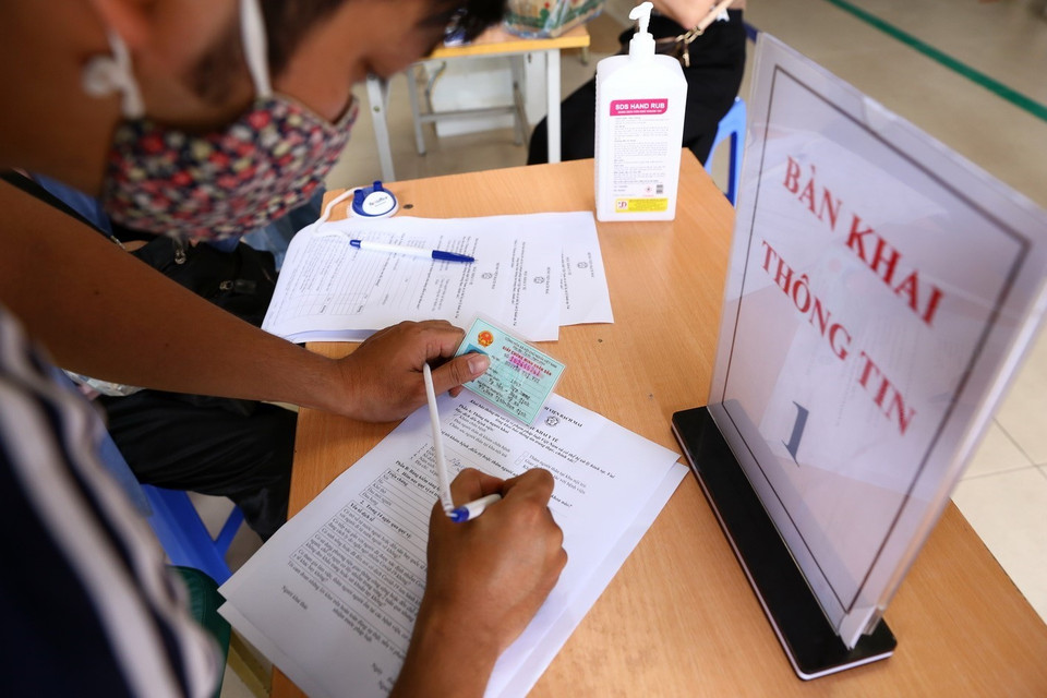 Khu vực khai báo y tế đối với bệnh nhân và người nhà khi đến Bệnh viện Bạch Mai. (Ảnh: Minh Quyết/TTXVN)