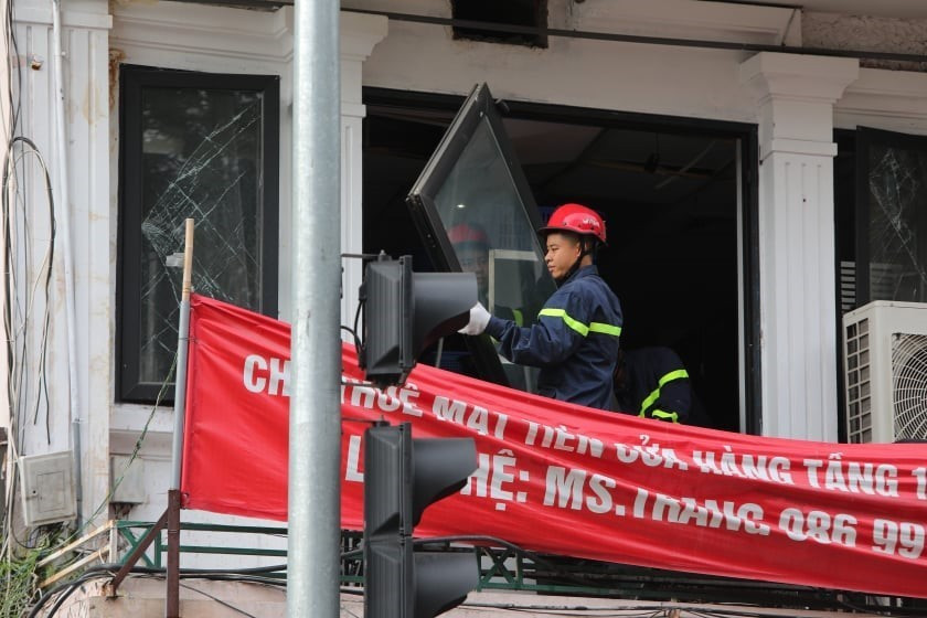 Cảnh sát phòng cháy, chữa cháy tiếp cận hiện trường nơi xảy ra vụ nổ. (Ảnh: Thành Đạt/TTXVN)