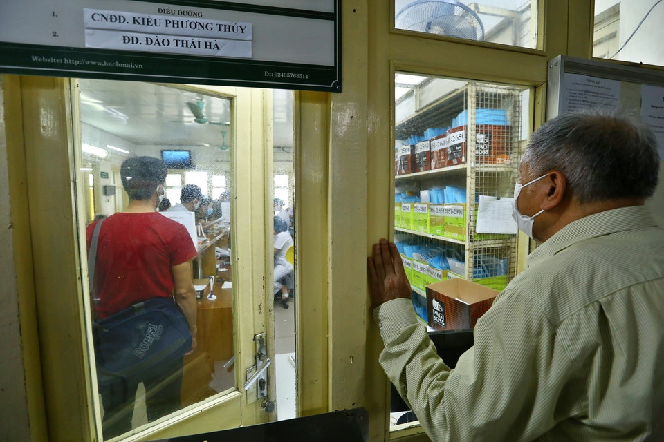 Người dân chờ khám tại khoa Tim Mạch, Bệnh viện Bạch Mai sáng 11/5/2020. (Ảnh: Minh Quyết/TTXVN)