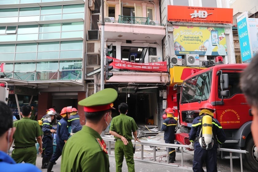 Lực lượng phòng cháy, chữa cháy, cứu nạn cứu hộ có mặt tại hiện trường. (Ảnh: Thành Đạt/TTXVN)