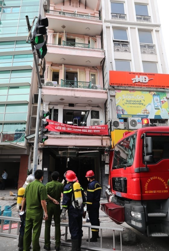 Lực lượng phòng cháy, chữa cháy, cứu nạn cứu hộ có mặt tại hiện trường. (Ảnh: Thành Đạt/TTXVN)