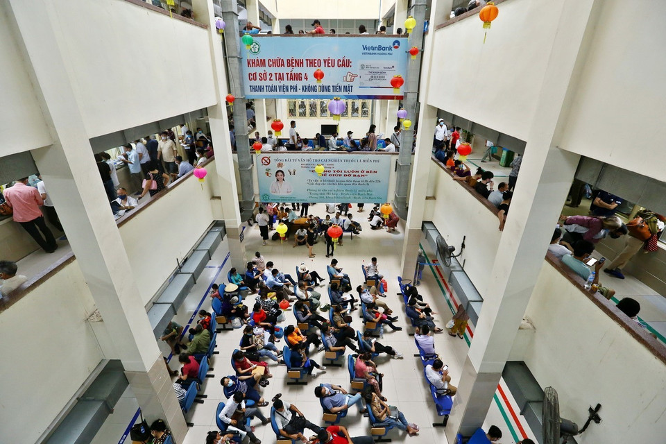 Khoa khám bệnh Bệnh viện Bạch Mai rất đông người chờ khám bệnh (ảnh chụp sáng 11/5/2020).(Ảnh: Minh Quyết/TTXVN)